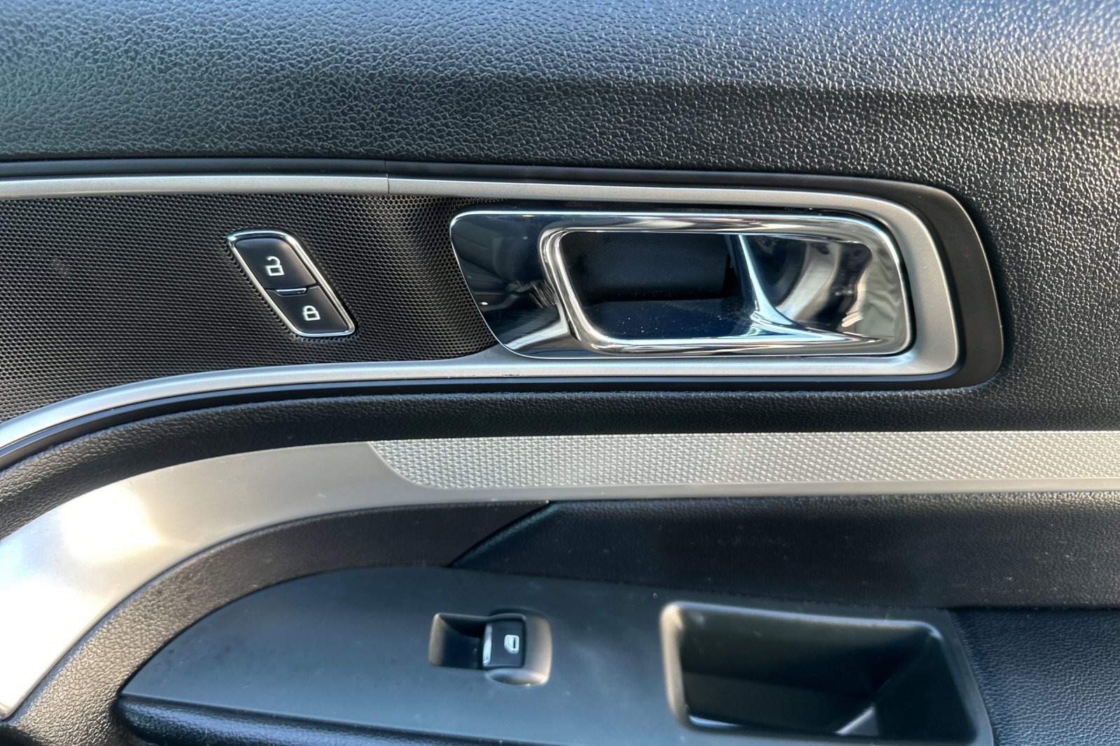 Used 2017 Ford Explorer XLT FWD image 21