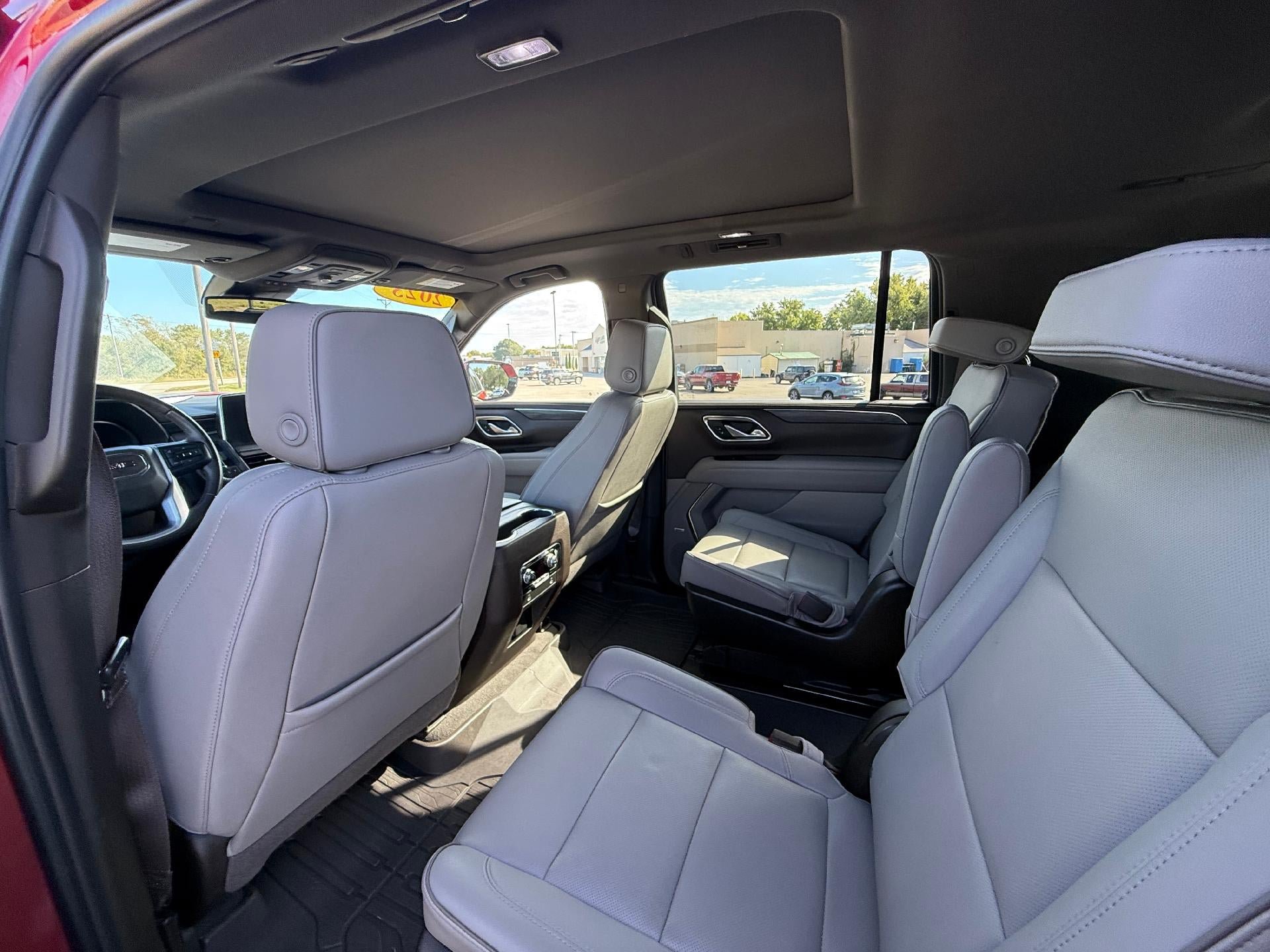 Used 2023 GMC Yukon XL SLT AWD/4WD image 7
