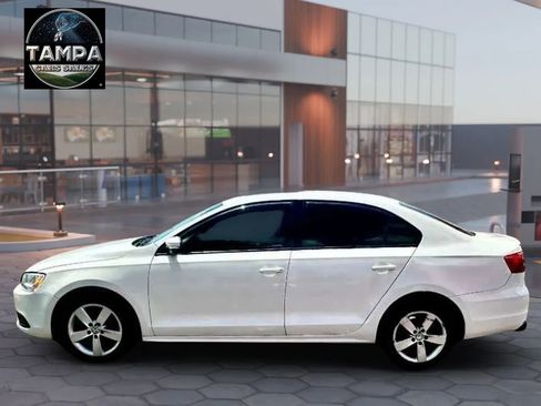 Used 2011 Volkswagen Jetta TDI FWD image 4