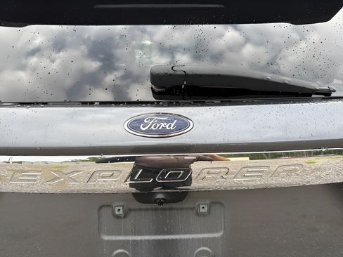 Used 2022 Ford Explorer XLT w/ Class IV Trailer Tow Package RWD image 13