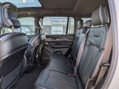 Used 2024 Jeep Grand Cherokee Overland w/ Luxury Tech Group IV AWD/4WD image 12