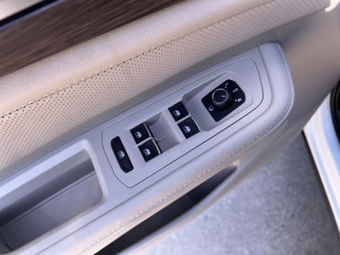 Used 2025 Volkswagen Atlas SEL Premium R-Line image 35