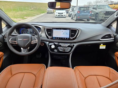 New 2026 Chrysler Pacifica Pinnacle image 16