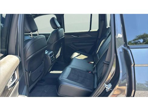Used 2023 Jeep Grand Cherokee Altitude AWD/4WD image 12