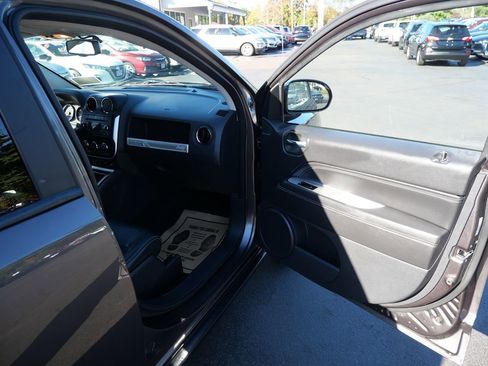 Used 2017 Jeep Compass Latitude image 20