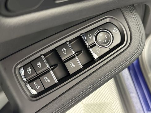 Certified 2025 Porsche Macan image 13