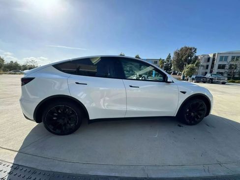 Used 2022 Tesla Model Y Long Range image 4