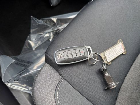 Used 2025 Nissan Pathfinder SV image 21