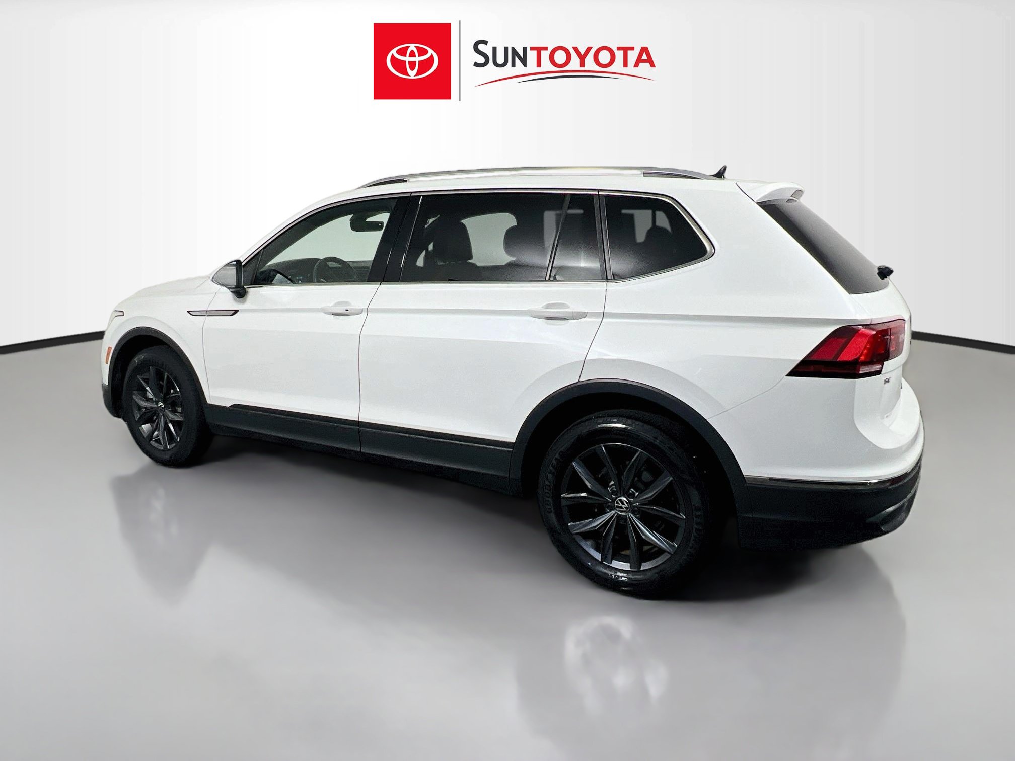 Used 2023 Volkswagen Tiguan SE w/ Panoramic Sunroof Package FWD image 6
