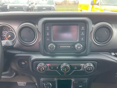 Used 2021 Jeep Gladiator Sport image 14