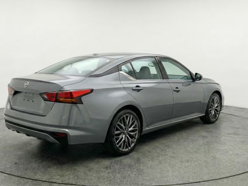 Used 2025 Nissan Altima 2.5 SV image 9