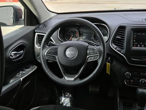 Used 2019 Jeep Cherokee Latitude w/ Popular Appearance Group FWD image 17