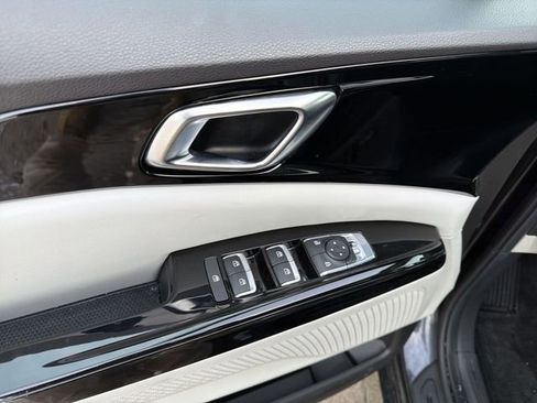 Used 2023 Kia Carnival EX image 15