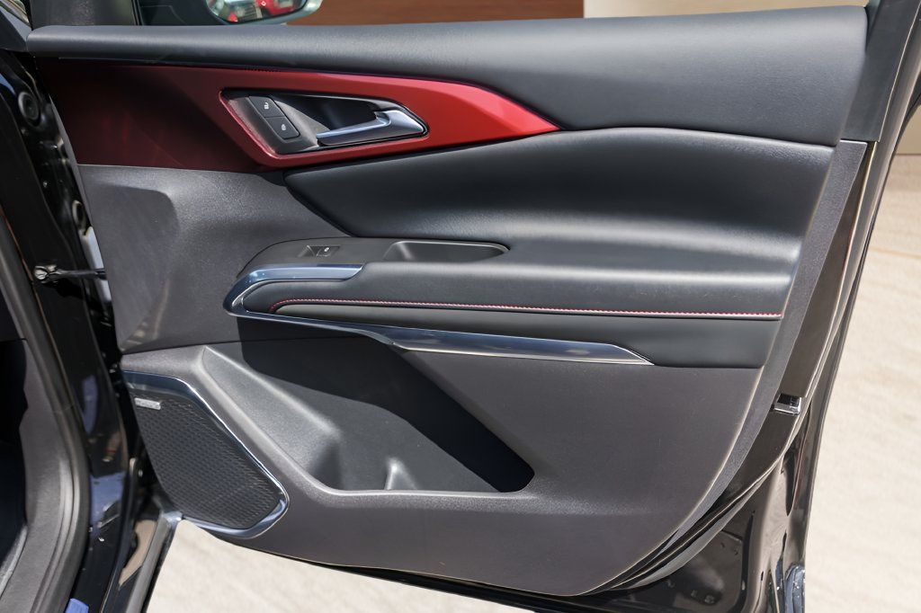 Used 2025 Chevrolet Traverse RS FWD image 28