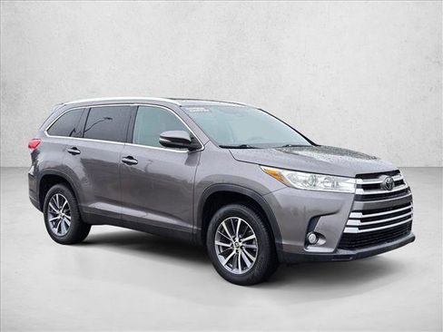 Used 2019 Toyota Highlander XLE image 3