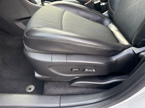 Used 2022 Chevrolet Trax LT w/ LT Convenience Package image 11