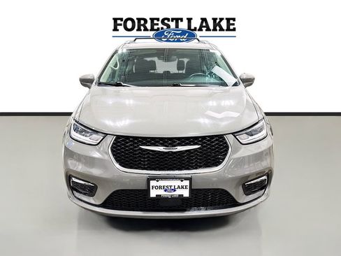 Used 2022 Chrysler Pacifica Touring-L FWD image 2