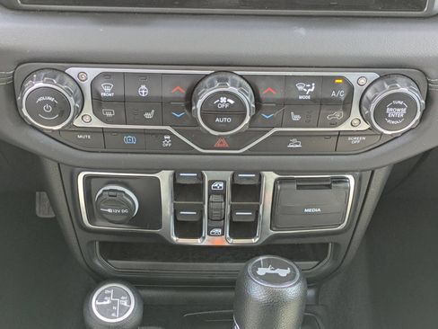 Used 2024 Jeep Wrangler Unlimited Sahara AWD/4WD image 19