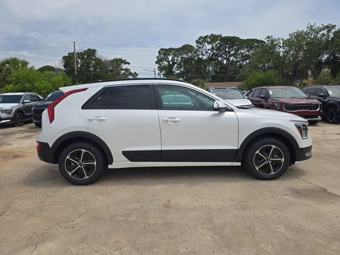 New 2026 Kia Niro EX FWD image 9