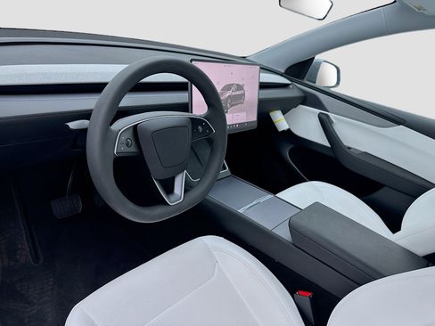 Used 2026 Tesla Model Y 2WD image 7