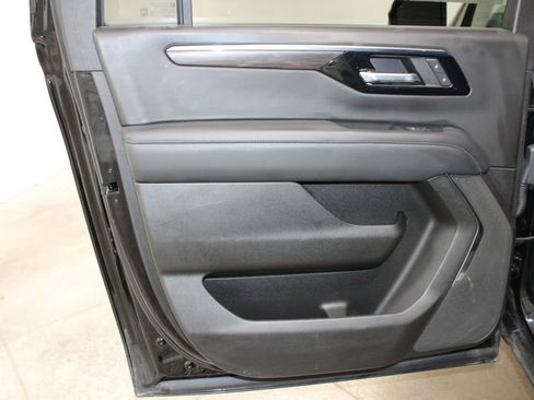 Used 2025 Chevrolet Suburban Z71 image 18