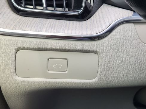 Used 2023 Volvo XC60 B5 Ultimate w/ Climate Package FWD image 21