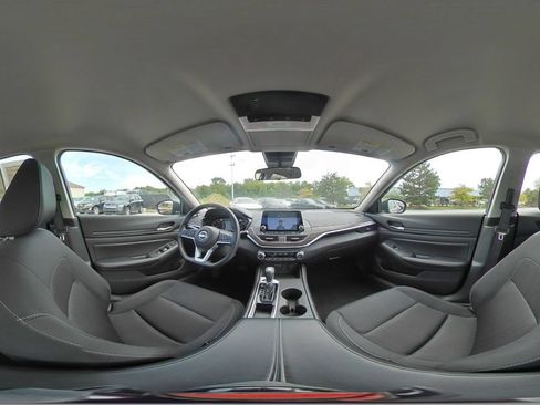 Used 2025 Nissan Altima 2.5 SV FWD image 41