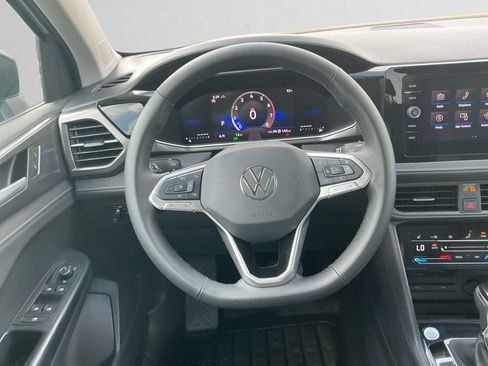 Used 2025 Volkswagen Taos SE AWD/4WD image 12
