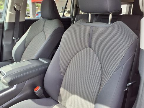 Used 2025 Toyota Highlander LE FWD image 17