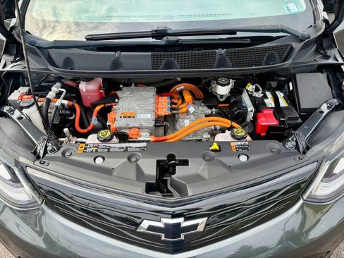 Used 2021 Chevrolet Bolt Premier w/ Infotainment Package FWD image 9
