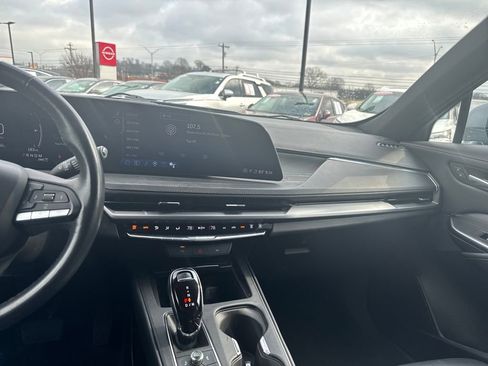 Used 2024 Cadillac XT4 Premium Luxury image 18