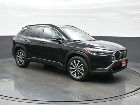 Used 2022 Toyota Corolla Cross XLE w/ Convenience Package image 8