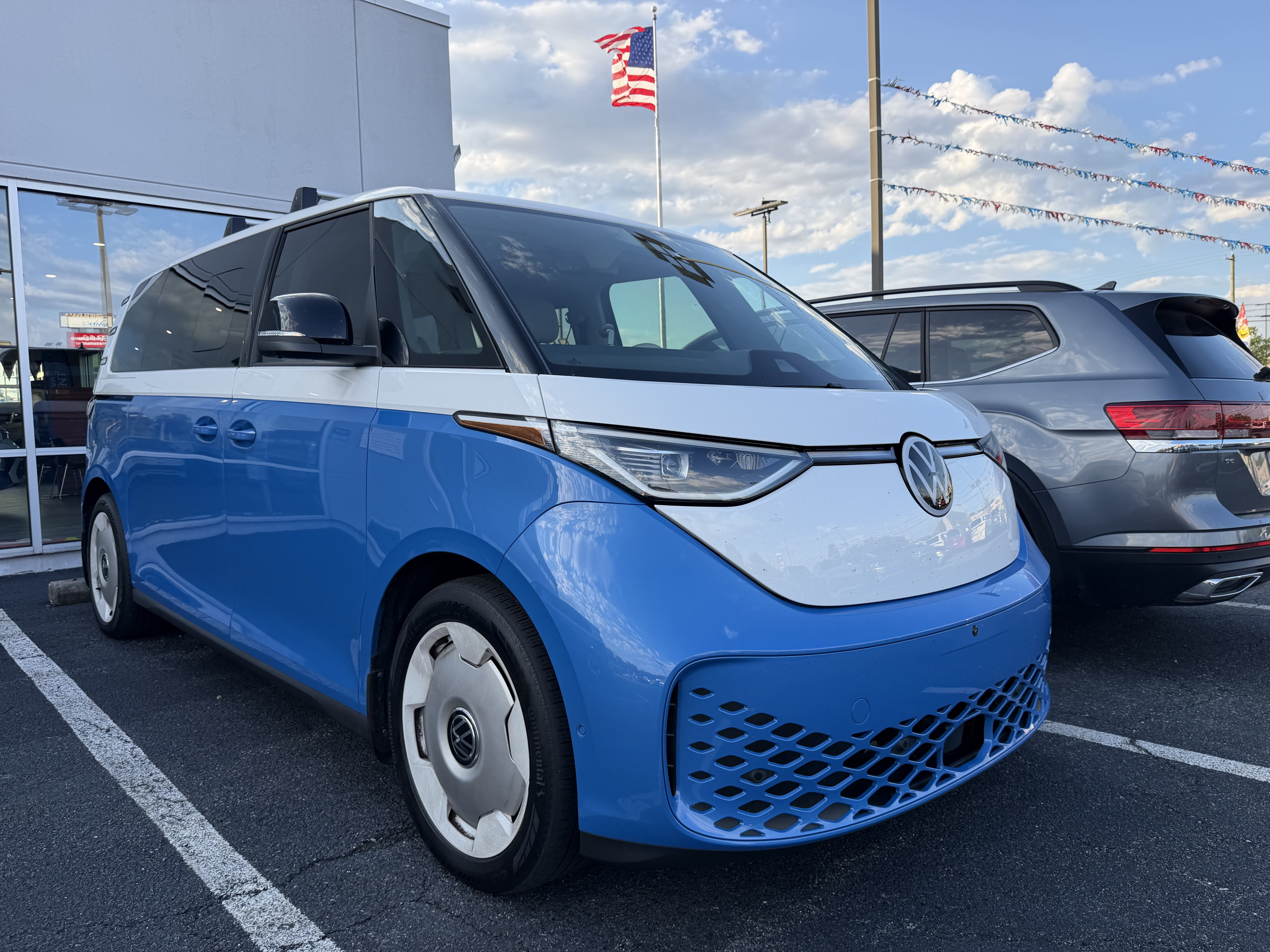 Used 2025 Volkswagen ID. Buzz 1st Edition AWD/4WD image 9
