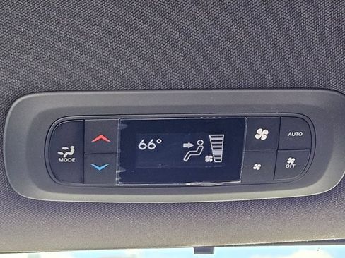 Used 2025 Chrysler Pacifica Select FWD image 16
