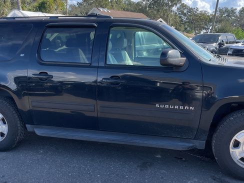 Used 2010 Chevrolet Suburban LT image 7