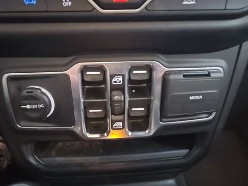 Used 2023 Jeep Wrangler Unlimited Sahara w/ Cold Weather Group image 15