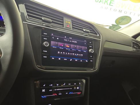 Used 2022 Volkswagen Tiguan SE image 19