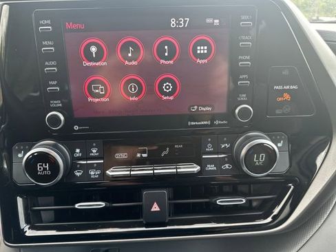 Used 2022 Toyota Highlander XLE AWD/4WD image 15