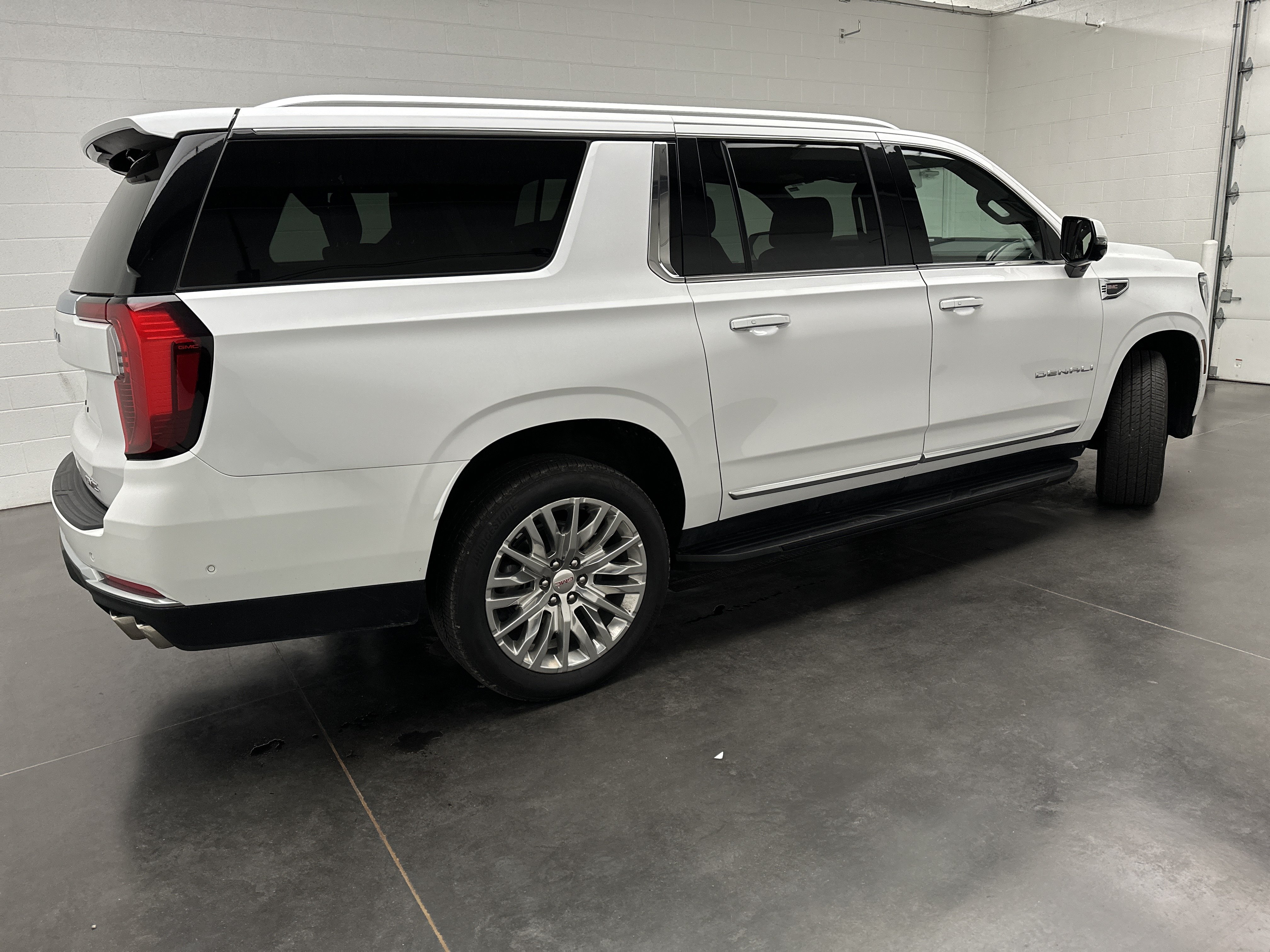 Used 2025 GMC Yukon XL Denali AWD/4WD image 10