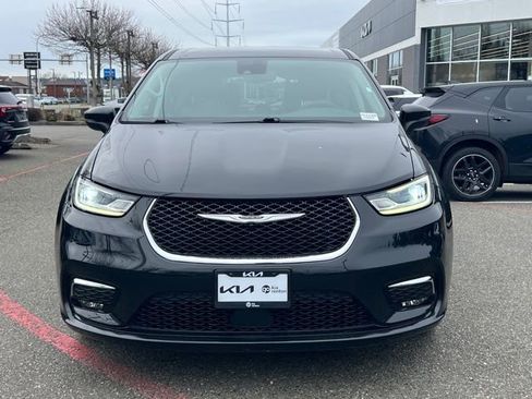 Used 2023 Chrysler Pacifica Touring-L image 6