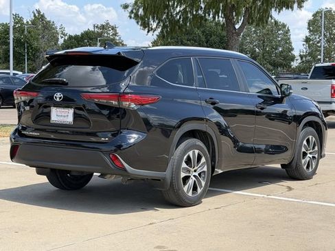 Used 2023 Toyota Highlander XLE FWD image 3