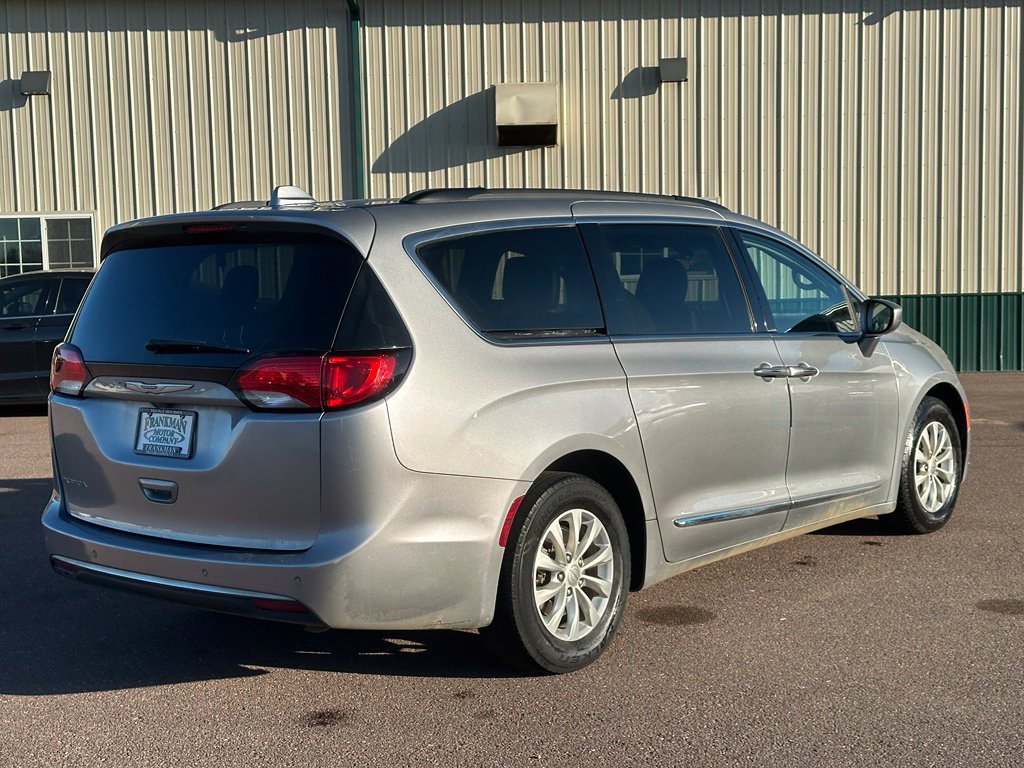 Used 2017 Chrysler Pacifica Touring-L FWD image 6