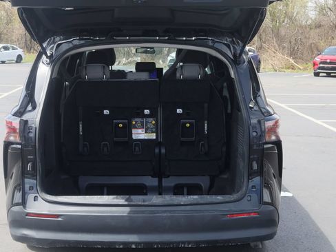Used 2025 Toyota Sienna LE FWD image 6