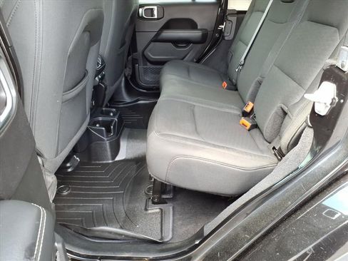 Used 2019 Jeep Wrangler Unlimited Sahara image 14