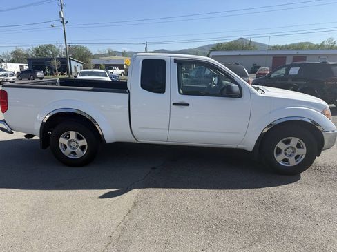 Used 2008 Nissan Frontier SE w/ SE Value Truck Pkg AWD/4WD image 5