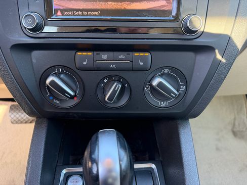 Used 2017 Volkswagen Jetta SE image 11