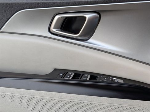 Used 2024 Kia Carnival LX image 11