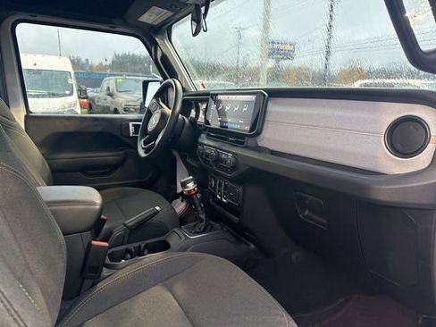 Used 2025 Jeep Wrangler Sport image 9
