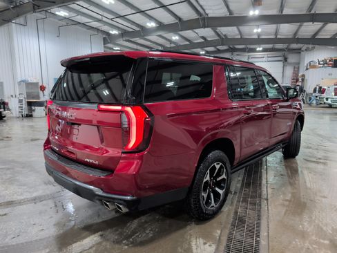 Used 2025 GMC Yukon XL AT4 image 4