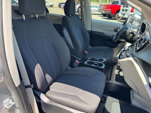 Used 2018 Chrysler Pacifica Touring Plus FWD image 21